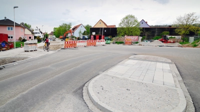 Das erste Teilstück der neuen Rothenburger Straße ist fast fertig. Hier ist eine der neuen Querungshilfen zu sehen, die die Sicherheit von Fußgängern und Radfahrern erhöhen sollen. (Foto: Jim Albright)