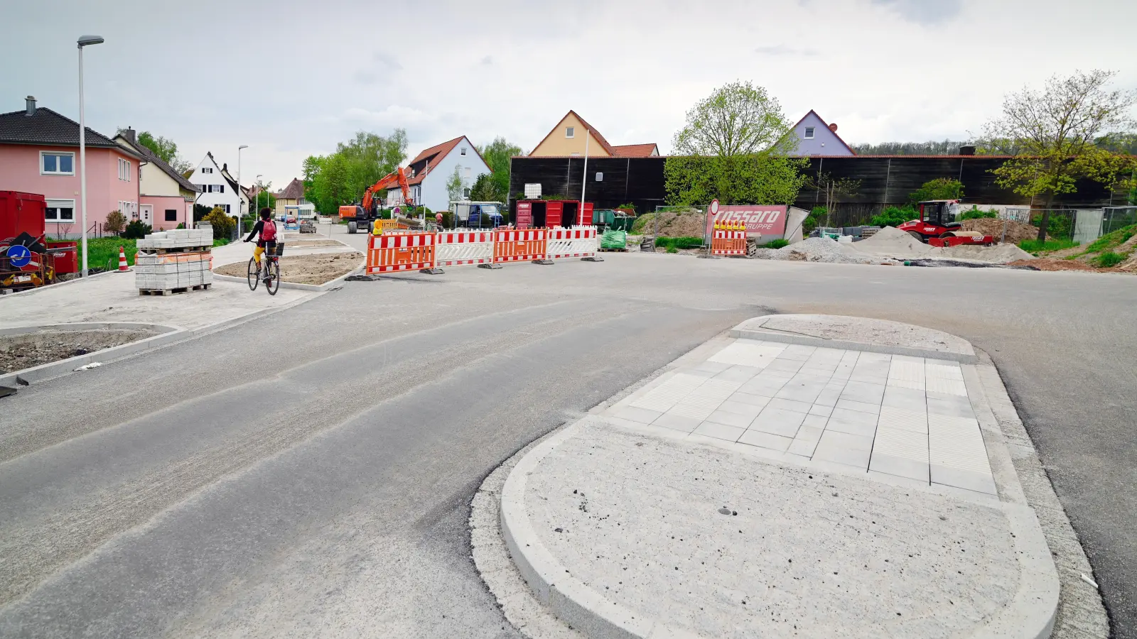 Das erste Teilstück der neuen Rothenburger Straße ist fast fertig. Hier ist eine der neuen Querungshilfen zu sehen, die die Sicherheit von Fußgängern und Radfahrern erhöhen sollen. (Foto: Jim Albright)