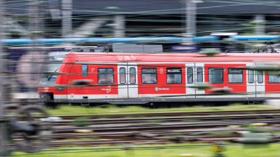 Eine S-Bahn fährt in den Münchner Hauptbahnhof ein. (Foto: Matthias Balk/dpa/Archivbild)