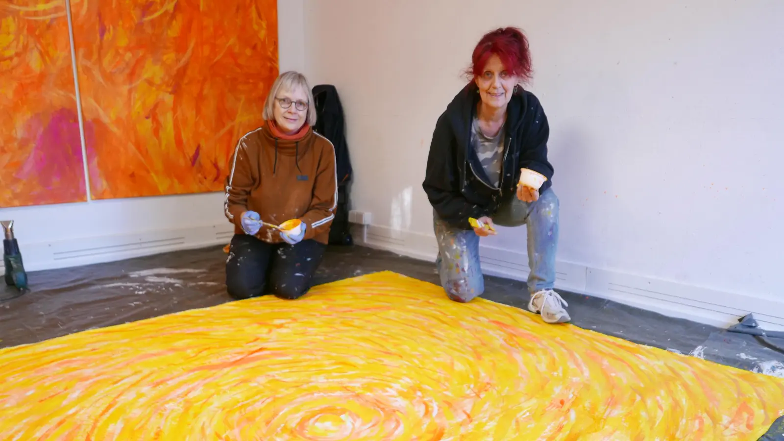 Im Atelier der Künstlergruppe Art + Farbe haben Sabine Nollek (links) und Tina Bönsch ihre farbenprächtigen Bilder gemalt. Ab Ostersonntag sind sie im katholischen Münster und in der evangelischen St. Pauls-Kirche zu sehen. (Foto: Roman Kocholl)