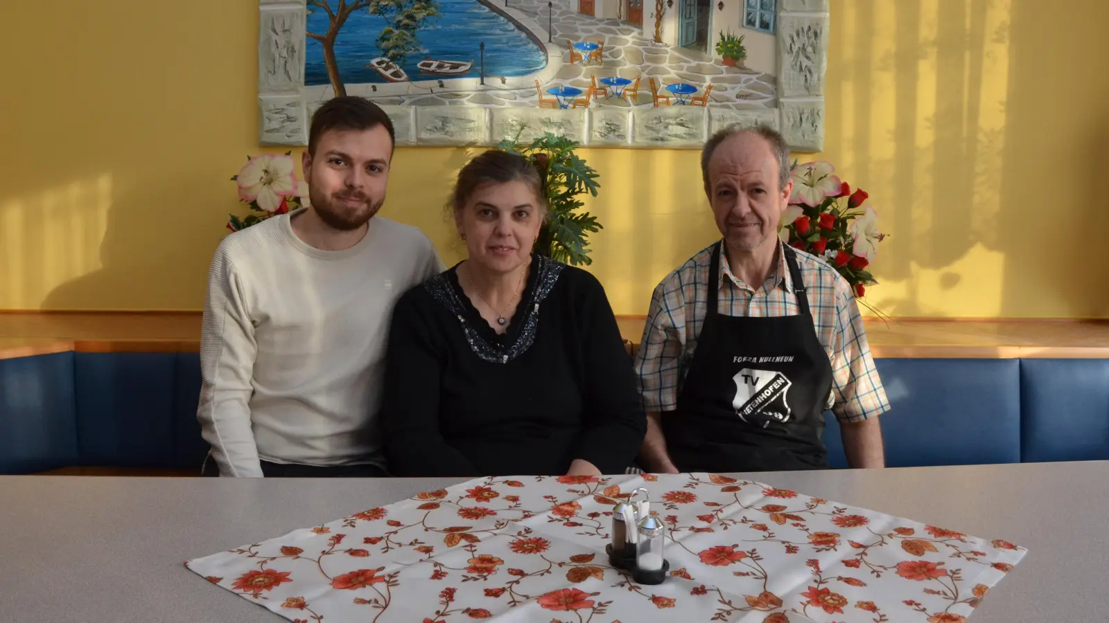 Elf Jahre lang haben Ismet „Christo“ Hotzoglu, seine Frau Gkioulser und ihr Sohn Sefki (von rechts) die Gaststätte im Sportheim betrieben und Dietenhofen mit griechischen Spezialitäten versorgt. Zum Monatsende haben sie ihren Pachtvertrag gekündigt. (Foto: Yvonne Neckermann)