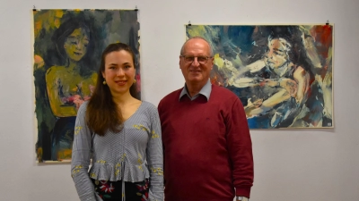 Galerist und Künstlerin bei der Ausstellungseröffnung: Johann Buckel würdigte das Talent der 29-jährigen Annika Knippelberg. (Foto: Werner Wenk)