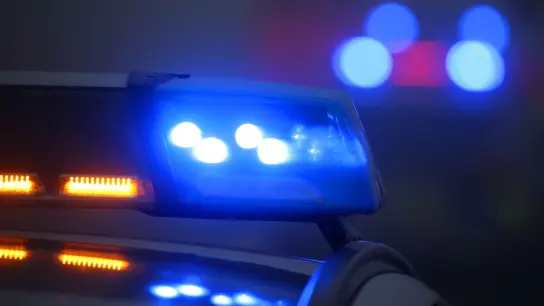 Ein Polizeiauto mit eingeschaltetem Blaulicht steht an einer Unfallstelle. (Foto: Karl-Josef Hildenbrand/dpa/Symbolbild)