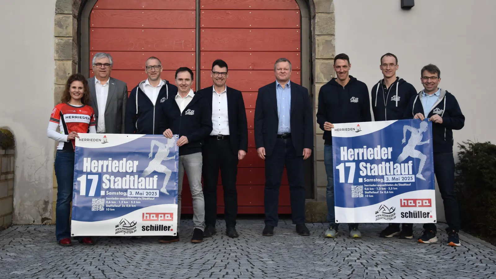 Freuen sich auf den Herrieder Stadtlauf (von links): Bürgermeisterin Dorina Jechnerer, Dieter Bunsen (BLSV-Bezirksvorsitzender), Patric Loscher, Thomas Zink (beide Herrieder Aquathleten), Manfred Niedernauer (Fa. Schüller), Klaus Pietruschka (Fa. hapa), Tobias Keilwerth, Tobias Müller und Armin Jechnerer (alle Herrieder Aquathleten) (Foto: Jörg Behrendt)