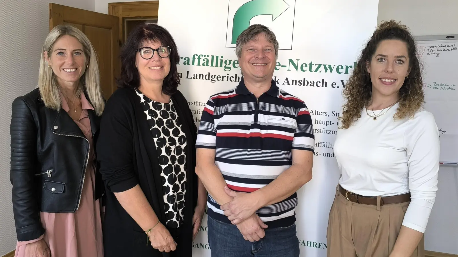 Jana Schallenmüller (links) und Joana Sämann (rechts) trainieren mit Kindern und Jugendlichen soziale Kompetenzen. Als Starthilfe übergab der zweite Vorsitzende der Evangelischen Allianz, David Jess (Zweiter von rechts) eine Spende in Höhe von 1812,21 Euro an Gaby Hofmeier (Zweite von links), die Vorsitzende der Straffälligenhilfe.  (Foto: Thomas Schaller)