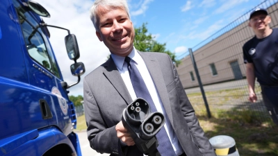 Verkehrsminister Bilger ließ sich einen E-Lkw zeigen. (Foto: Marcus Brandt/dpa)