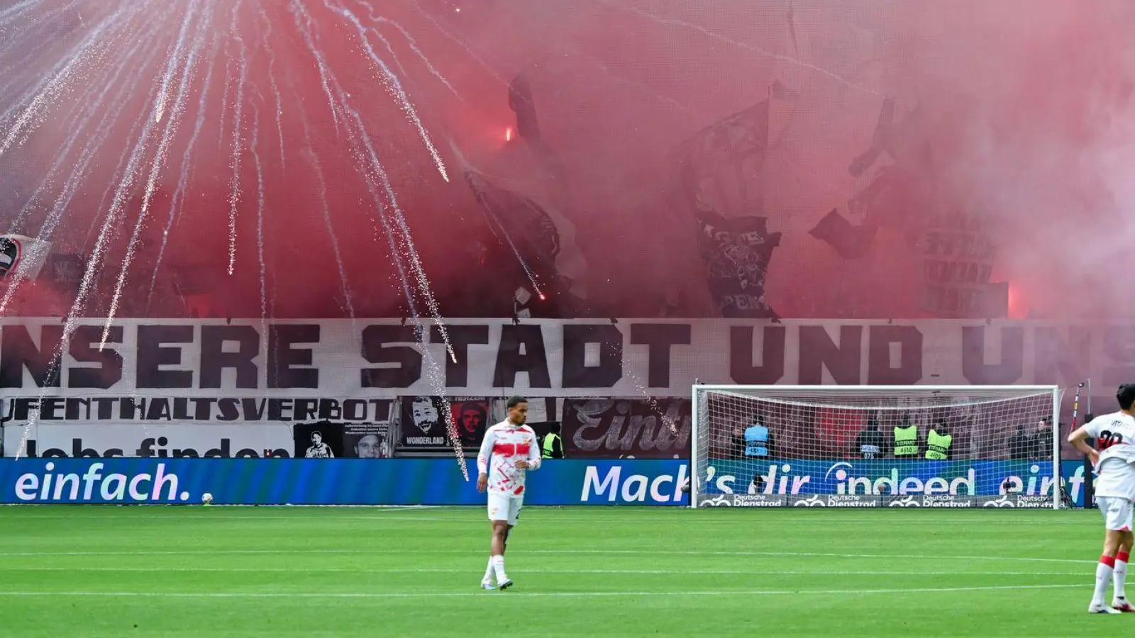 Beim Spiel Eintracht Frankfurt gegen den VfB Stuttgart gab es durch Pyrotechnik mindestens drei Verletzte. (Archivbild) (Foto: Uwe Anspach/dpa)