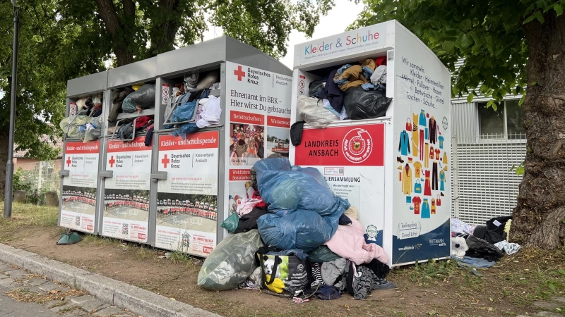Wenige Tage vor der Kirchweih sahen die Altkleider-Container am Festplatz noch so aus. Mittlerweile ist aufgeräumt. Sollte das Problem wiederkehren, spricht sich der Bau- und Umweltausschuss für eine Verlegung in den Wertstoffhof aus. (Foto: Yvonne Neckermann)