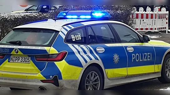 Zu einer ungewöhnlichen „Geisterfahrt” wurde die Polizei in Dinkelsbühl gerufen: Ein Post-Auto war davongerollt. (Symbolbild: Wolfgang Grebenhof)