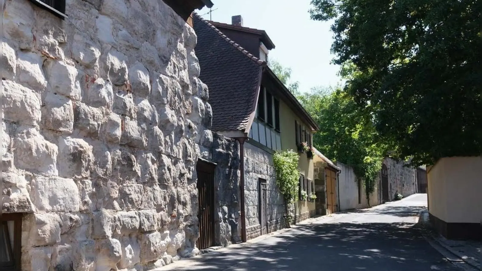 Im Bereich der Freiung wurde die Neustädter Stadtmauer baulich genutzt – zunächst als Scheune, diese wurde später dann zu Wohnzwecken ausgebaut.  (Foto: Dr. Wolfgang Mück)