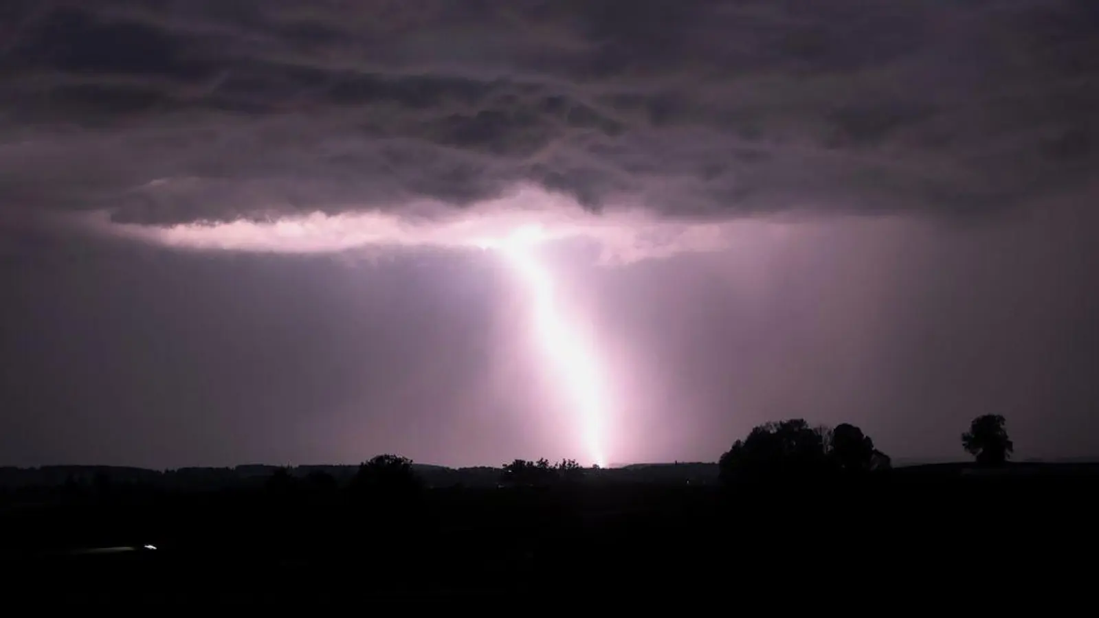 Blitze bei einem Gewitter über dem Alpenvorland am Donnerstag. Gewittrig soll auch das Wochenende werden. (Foto: Karl-Josef Hildenbrand/dpa)