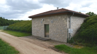 Der Hochbehälter am Eisler gehört zu den technischen Anlagen der städtischen Wasserversorgung. Diese hat nur wenig Eigenkapital, was Auswirkungen auf die Anstehende Fusion mit der Hesselberg- und der Rastberg-Gruppe hat. (Foto: Peter Tippl)