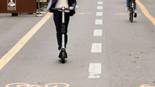Seit etwa drei Jahren sind E-Scooter in Deutschland zugelassen. Doch im Vergleich zum Fahrrad und E-Bike haben sie sich noch nicht auf breiter Basis durchgesetzt. (Foto: Carsten Koall/dpa)