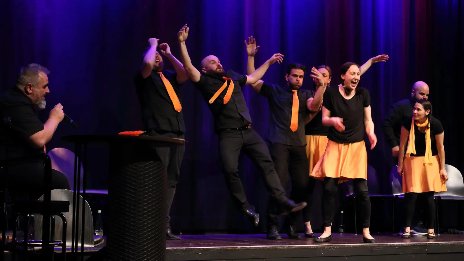 Hoppla. Der neue Luftballon aus der großen Luftballonproduktionsmaschine ist gerade geplatzt – die Impro-Gruppe Volle Möhre! spielt es pantomimisch vor. (Foto: Thomas Wirth)