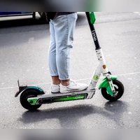 Neue Regeln ab März 2027: E-Scooter-Fahrende müssen sich bei Verstößen auf höhere Bußgelder und erweiterte Verkehrsvorschriften einstellen. (Foto: Zacharie Scheurer/dpa-tmn)