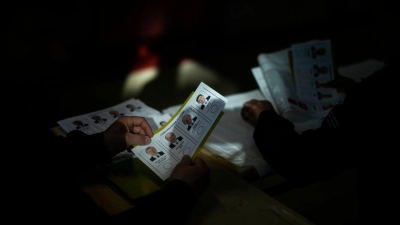 Wahlhelfer halten am Wahltag die Stimmzettel mit den Namen von Recep Tayyip Erdogan, Muharrem Ince, Kemal Kilicdaroglu und Sinan Ogan bereit. (Foto: Francisco Seco/AP/dpa)