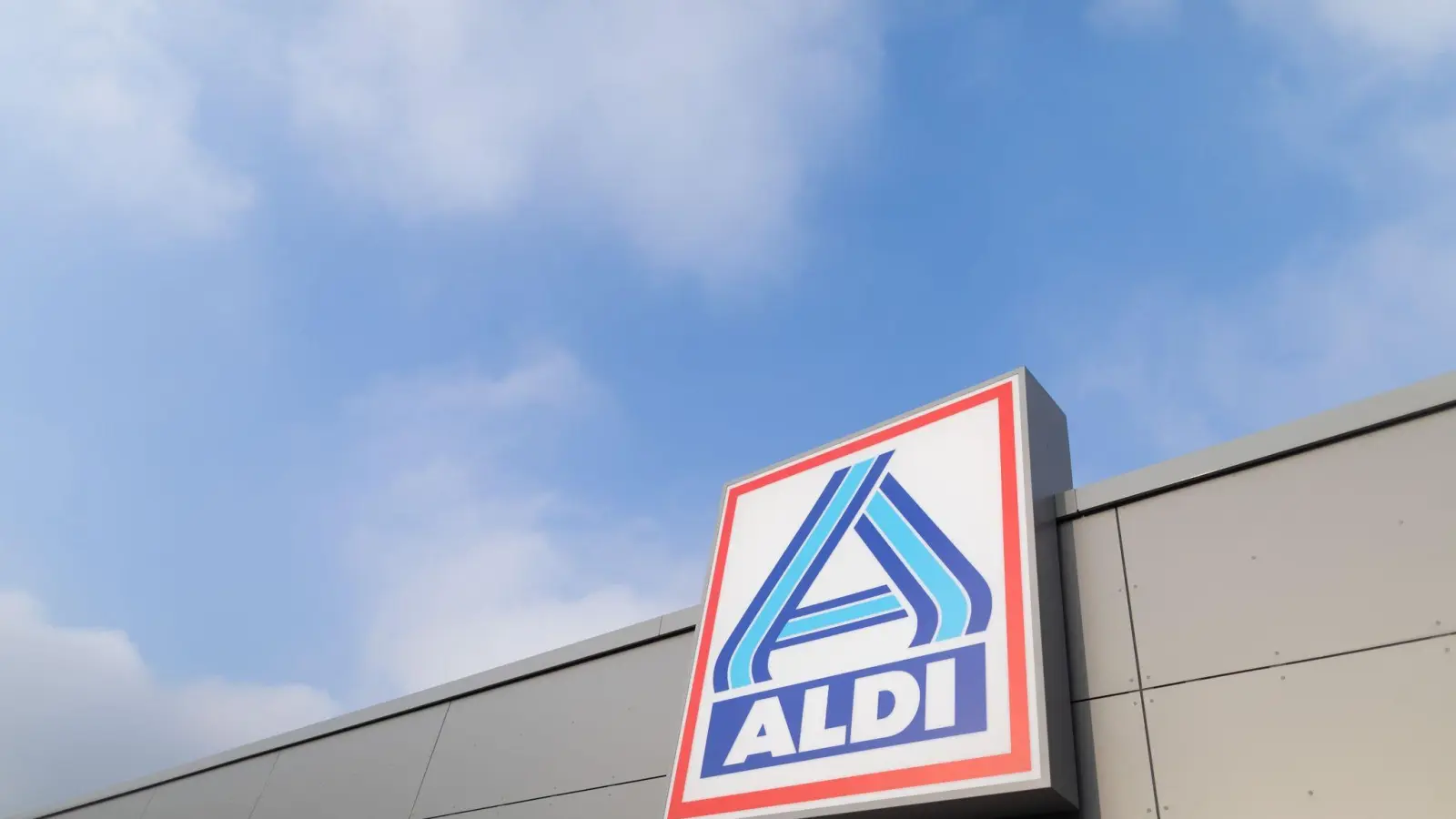 Blick auf ein Firmen-Logo von Aldi Nord. (Foto: Rolf Vennenbernd/dpa/Archivbild)