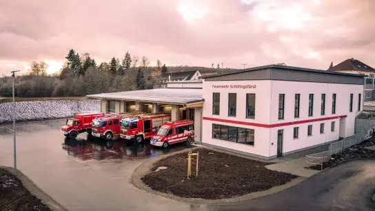 Offiziell eingeweiht wird das neue Schillingsfürster Feuerwehrhaus zwar erst Ende März. Die Inbetriebnahme ist aber schon jetzt erfolgt, und zwar durch den Umzug der Fahrzeuge. (Foto: Steffen Heidingsfelder)