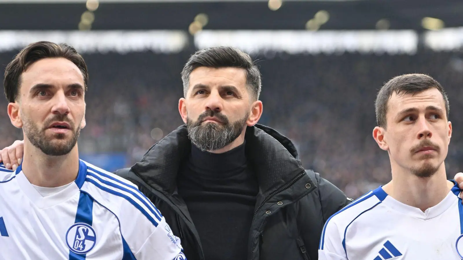 Trainer Miron Muslic (M) muss auf Schalke seine erste kleine Krise bewältigen. (Foto: Anke Waelischmiller/dpa)