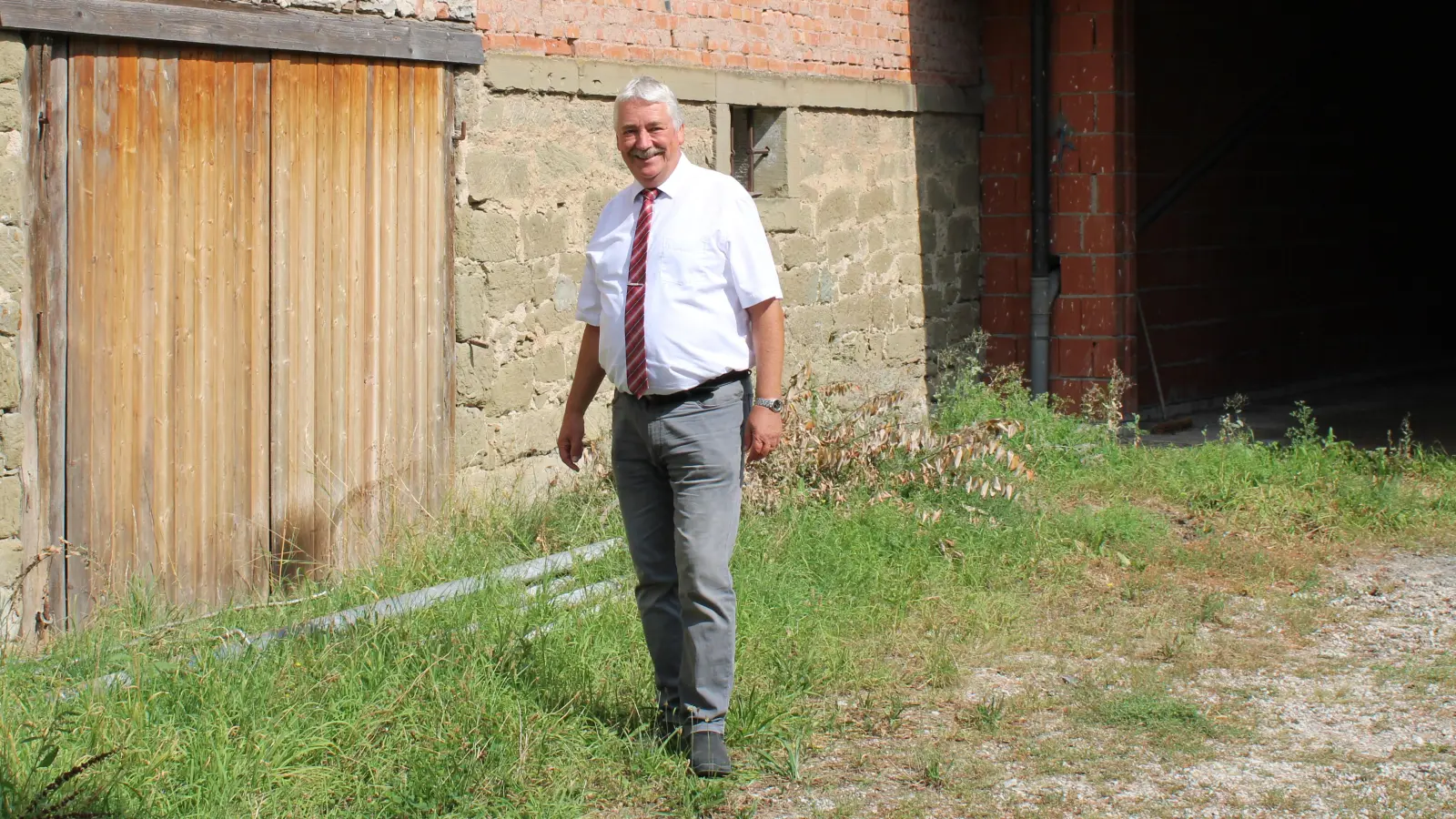 In Langenfeld entstehen neue Wohnungen. Noch in diesem Jahr soll mit dem Abriss der Scheune neben dem alten Schulgebäude begonnen werden. (Foto: Ramona Emmert)