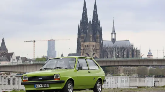 Fast ein Wahrzeichen wie der Dom: Der Ford Fiesta zeigt sich vor beeindruckender Kölner Stadtkulisse. (Foto: Thomas Geiger/dpa-tmn)