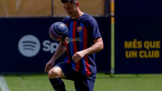 Robert Lewandowski jongliert den Ball während der offiziellen Präsentation beim FC Barcelona. (Foto: Joan Monfort/AP/dpa)