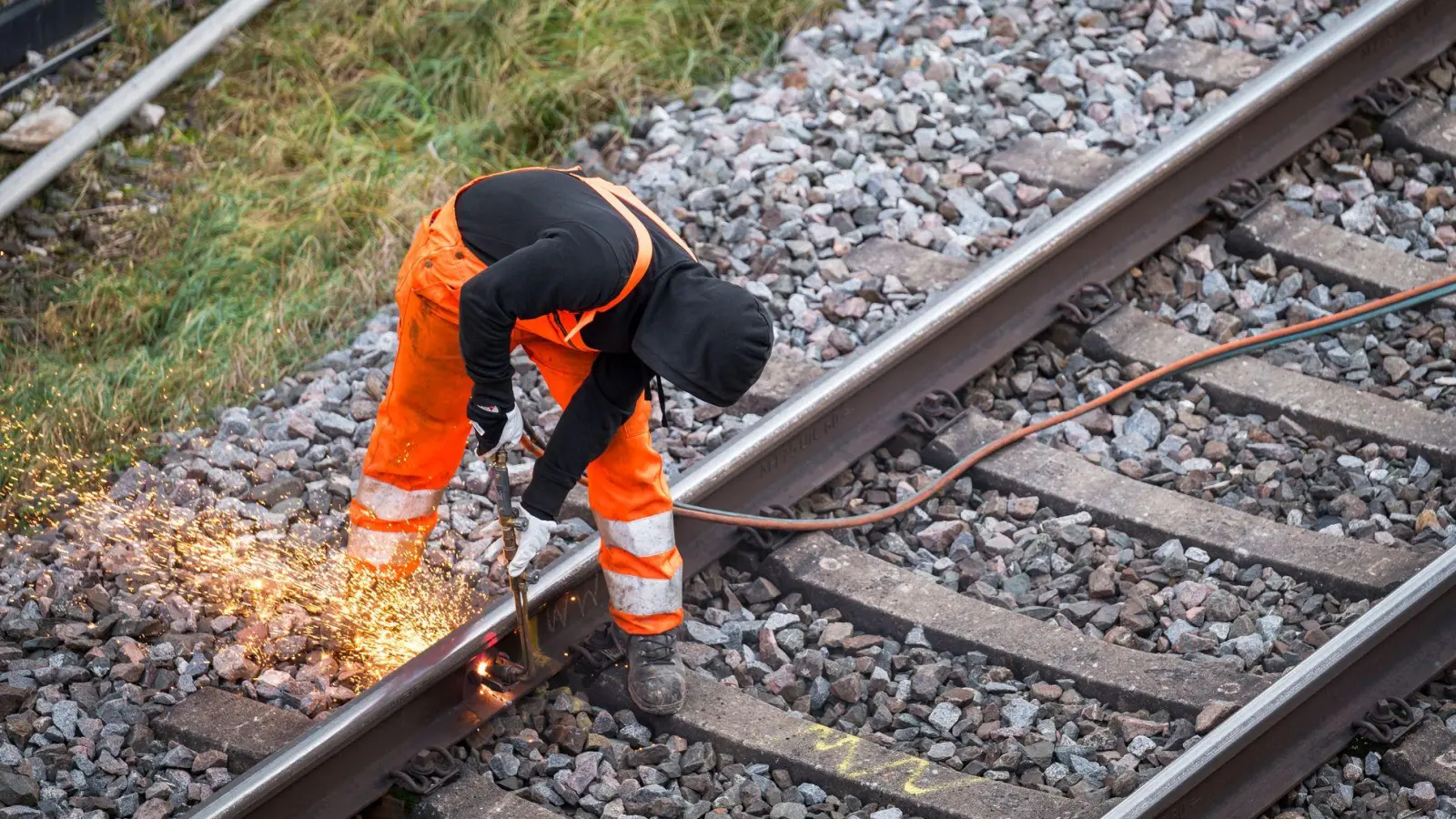Vor allem in der Region München bekommen Pendlerinnen und Pendler den Kampf gegen Langsamfahrstellen schon zu spüren. (Symbolbild) (Foto: Daniel Vogl/dpa)
