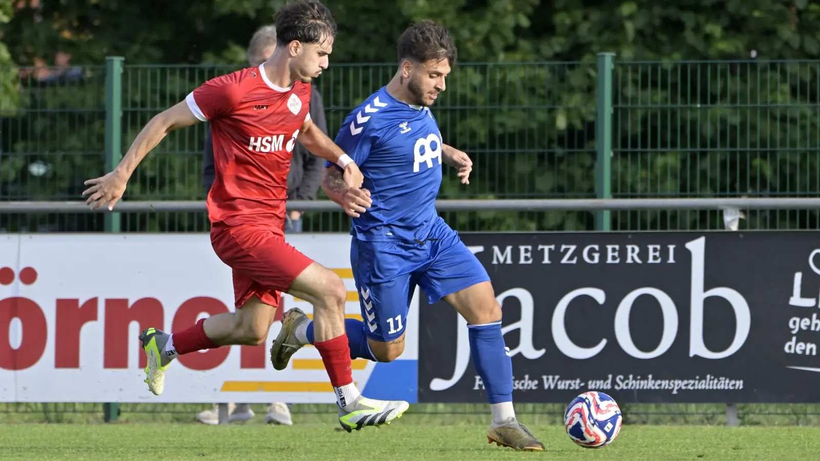 Yuri Meleleo (rechts, hier im Spiel gegen Feucht, verfolgt von Eren Baysal) traf zum glücklichen 1:1 gegen Lauterhofen. (Foto: Martin Rügner)