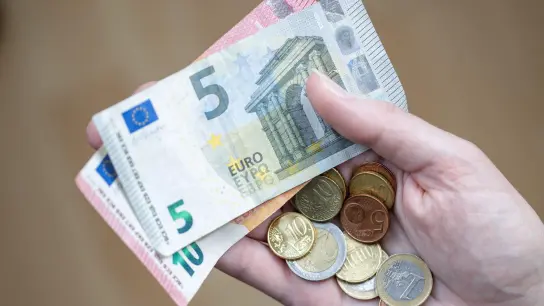 Vielen Menschen in Deutschland bleibt derzeit wenig Geld zum Sparen. (Foto: Daniel Karmann/dpa)