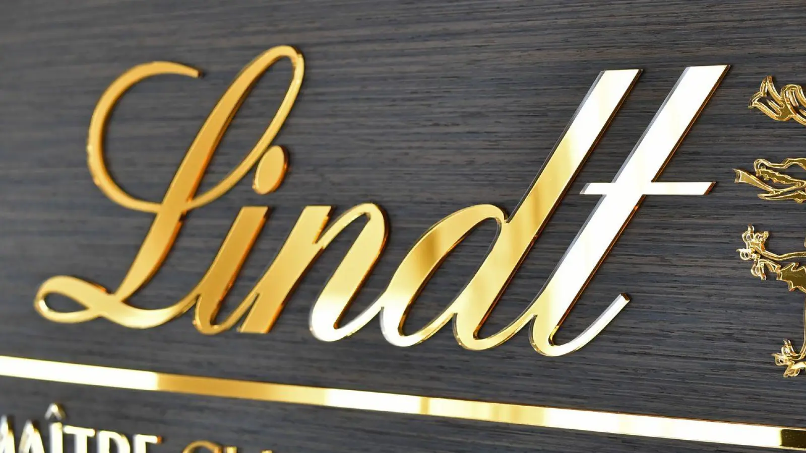 Im Schnitt um 19 Prozent stiegen die Schokopreise beim Schweizer Hersteller. (Symbolbild) (Foto: Walter Bieri/Keystone/dpa)