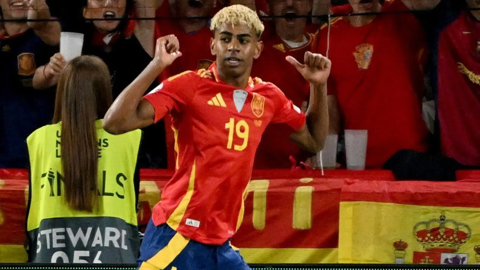 Jüngster Doppeltorschütze in der Historie der spanischen Nationalelf: Lamine Yamal. (Foto: Marijan Murat/dpa)