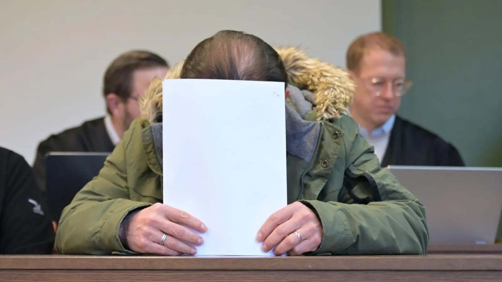 Vor dem Landgericht München ist ein 60-Jähriger (r.) unter anderem wegen schweren Bandendiebstahls von teuren Uhren und Gold angeklagt. (Foto: Malin Wunderlich/dpa)