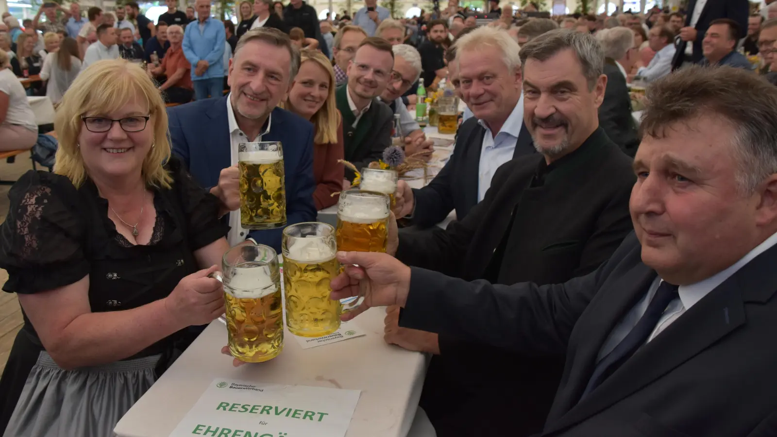 Ein Prosit auf die Landwirtschaft: Stellvertretende Landesbäuerin Christine Reitelshöfer (v.li.), BBV-Präsident Günther Felßner, Kreisobmann Reinhold Meyer (v. re.), Ministerpräsident Markus Söder und Bundeslandwirtschaftsminister Alois Rainer stießen in Flachslanden miteinander an. (Foto: Silvia Schäfer)