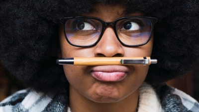 Total gelangweilt vom Job? Erfüllung kann man auch anderswo finden.  (Foto: Novellimage/Westend61/dpa-tmn)