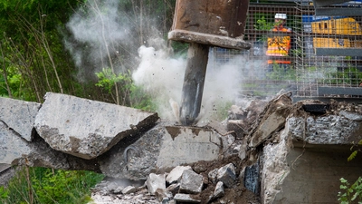 Mit ordentlich Rumms geht es der Brücke bei Petersaurach an den Kragen. (Foto: René Chlopotowski)