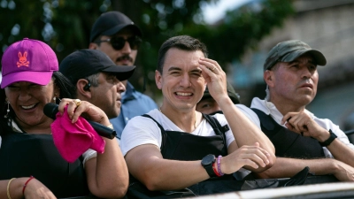 Daniel Noboa (M) gilt als Mitte-Rechts-Politiker. (Foto: Rodrigo Abd/AP)
