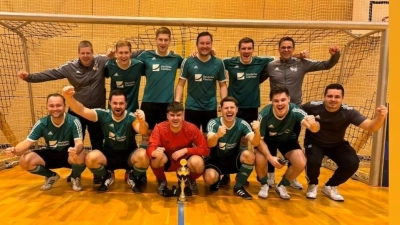 Die Siegermannschaft der SG Petersaurach/Großhaslach: (hinten, von links) Spielleiter Christian Zechner, Max Gocke, Markus Leisner, Simon Schotterer, Peter Bürkel, Abteilungsleiter Uwe Schletterer sowie (vorne, von links) Fabian Geißelsöder, Niclas Eichhorn, Luis Weißmann, Tobias Lorenz, Stefan Hetzel und Trainer Izzet Günes. (Foto: Janine Sokolowski)