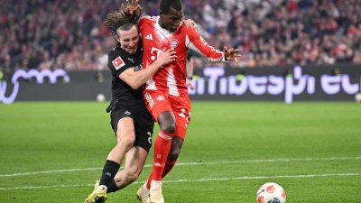 Klares Haltevergehen? Gladbachs Rocco Reitz im Zweikampf mit Bayern-Angreifer Nicolas Jackson. (Foto: Harry Langer/dpa)