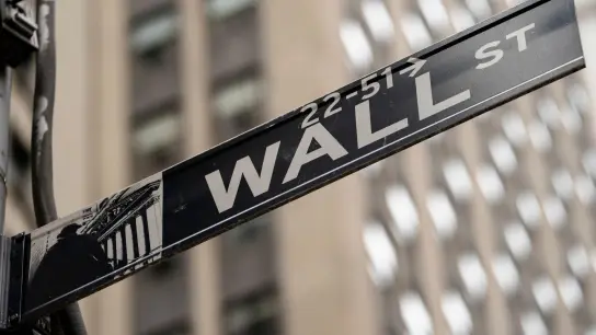 Blick auf das Straßenschild der New Yorker Wall Street. (Foto: John Minchillo/AP/dpa)