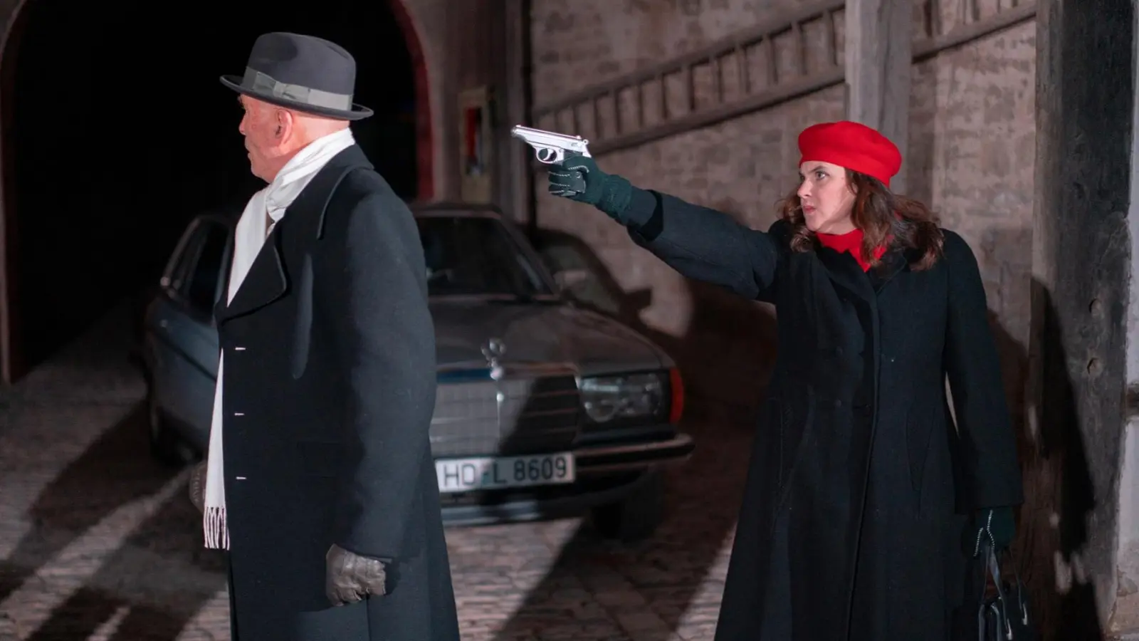 Wird sie abdrücken? Eine Szene aus „Marienkind“ von Christian Laubert mit Peter Pruchniewitz als Alexander Weber und Nina Neuner als dessen Tochter Katharina. (Foto: Andreas Riedel)