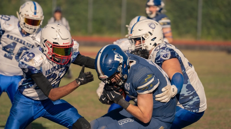 Packt zu: Der Ansbacher Linebacker Lukas Graf (rechts) mit dem gegnerischen Ballträger. (Foto: Christopher Auspelmyer)
