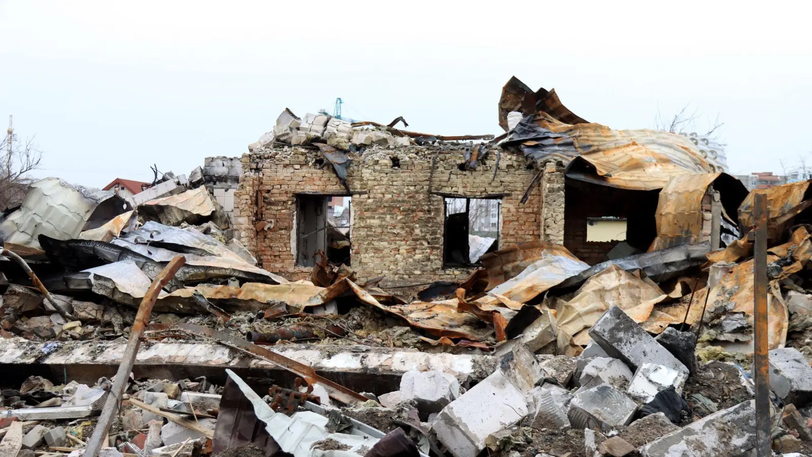 Trümmer umgeben ein zerstörtes Gebäude in Butscha nach der Befreiung der Stadt von russischen Streitkräften. (Foto: ---/Ukrinform/dpa)