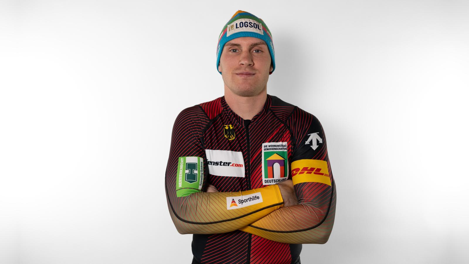 Bobsled pusher Felix Straub from Ansbach struggles with the bar.