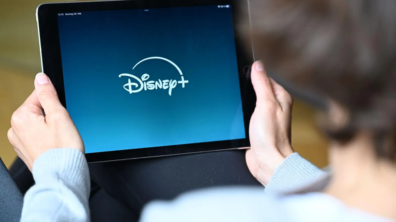 Das Logo von Disney+ beim Start der Anwendung. Das Unternehmen hat Abonnenten stärker zu Kasse gebeten - in einer Art und Weise, die wohl unrechtmäßig war. (Foto: Wolf von Dewitz/dpa)