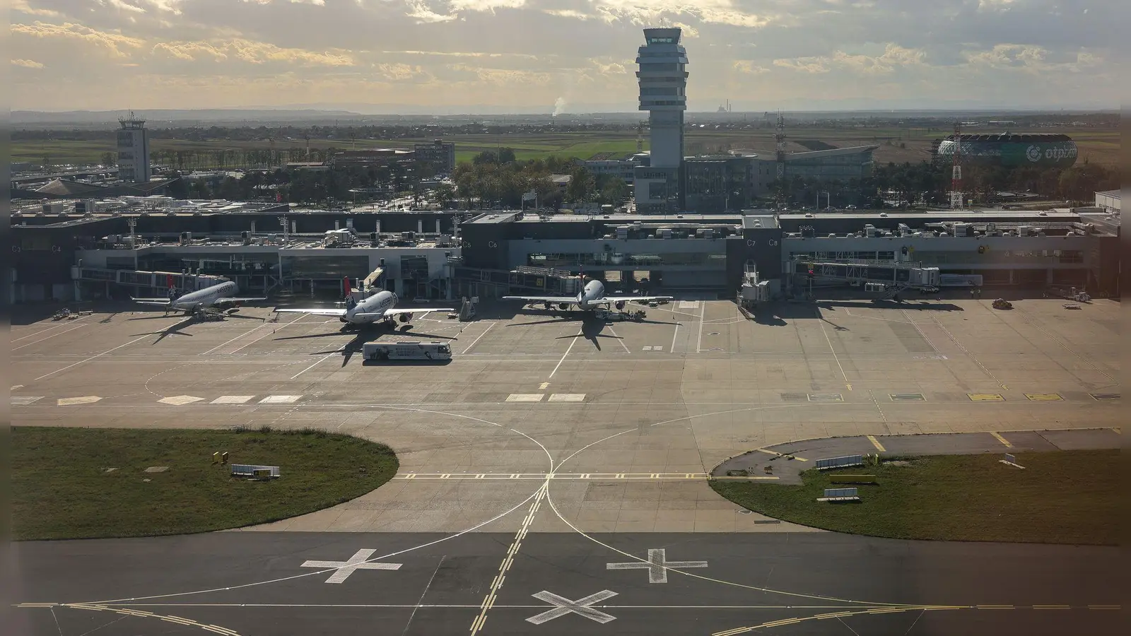 Der Nikola Tesla-Flughafen in Belgrad. Eine Maschine der Air Cairo musste auf dem Flug nach München dort ungeplant landen. (Archivbild) (Foto: Jan Woitas/dpa)
