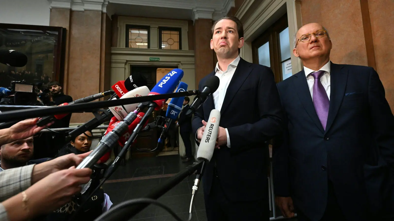 Zum Auftakt des Prozesses gegen Sebastian Kurz (l) ist das Medieninteresse enorm. (Foto: Helmnut Fohringer/APA/dpa)