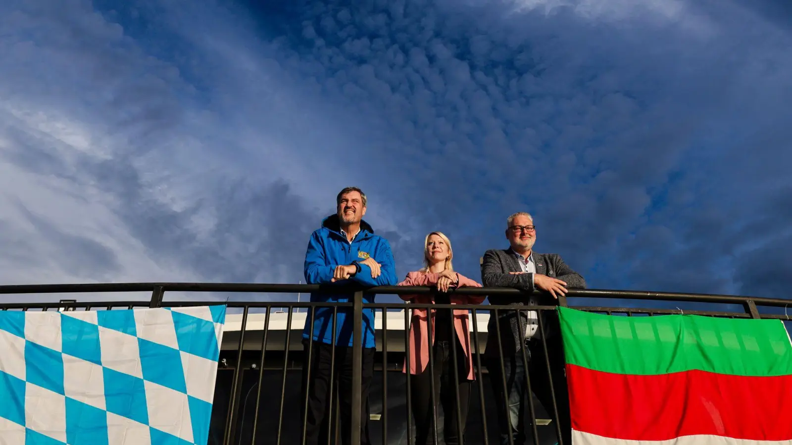 Helgolands Bürgermeister Thorsen Pollmann (parteilos) und Tourismusdirektorin Katharina Schlicht (m) haben CSU-Chef Markus Söder nach Helgoland eingeladen. (Foto: Frank Molter/dpa)