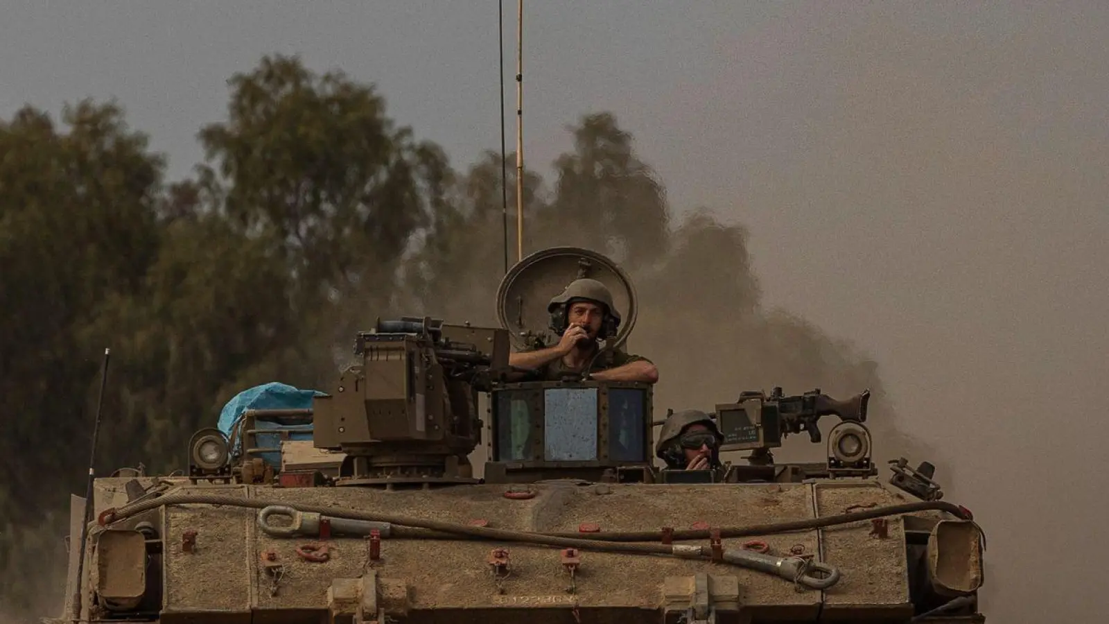 Ein gepanzerter Mannschaftstransportwagen der israelischen Armee. Israels Streitkräfte haben sich im Norden des Gazastreifens mit der islamistischen Hamas erneut schwere Kämpfe geliefert (Archivbild). (Foto: Ilia Yefimovich/dpa)
