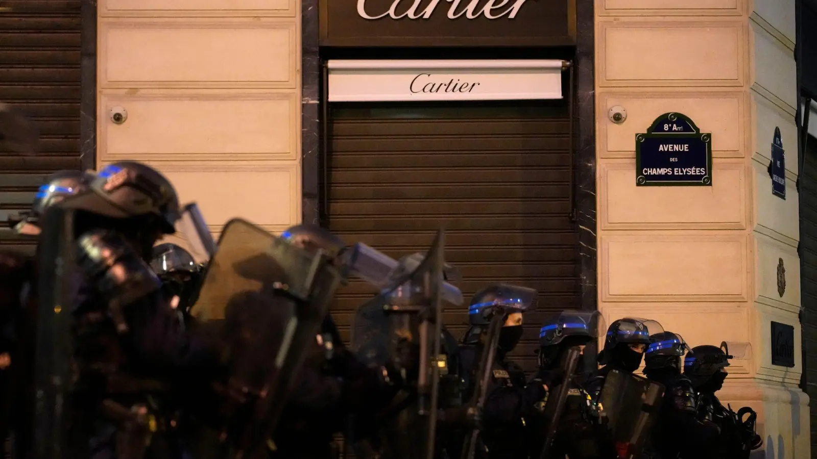 Seit dem Tod des 17-jährigen Nahel bei einer Verkehrskontrolle wurde Frankreich von schweren Krawallen und Protesten gegen Polizeigewalt erschüttert. (Foto: Christophe Ena/AP)