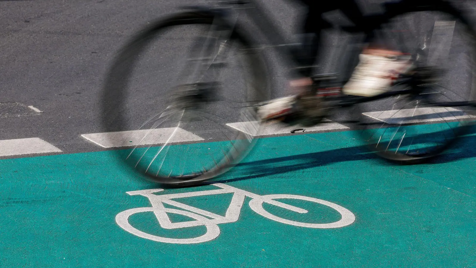 Radfahrerinnen und Radfahrer müssen grundsätzlich am rechten Rand der Fahrbahn fahren. Eine Pflicht für die Nutzung eines Radwegs gilt nur, wenn er mit einem der drei blauen Radweg-Schilder gekennzeichnet ist. (Foto: Jan Woitas/dpa)
